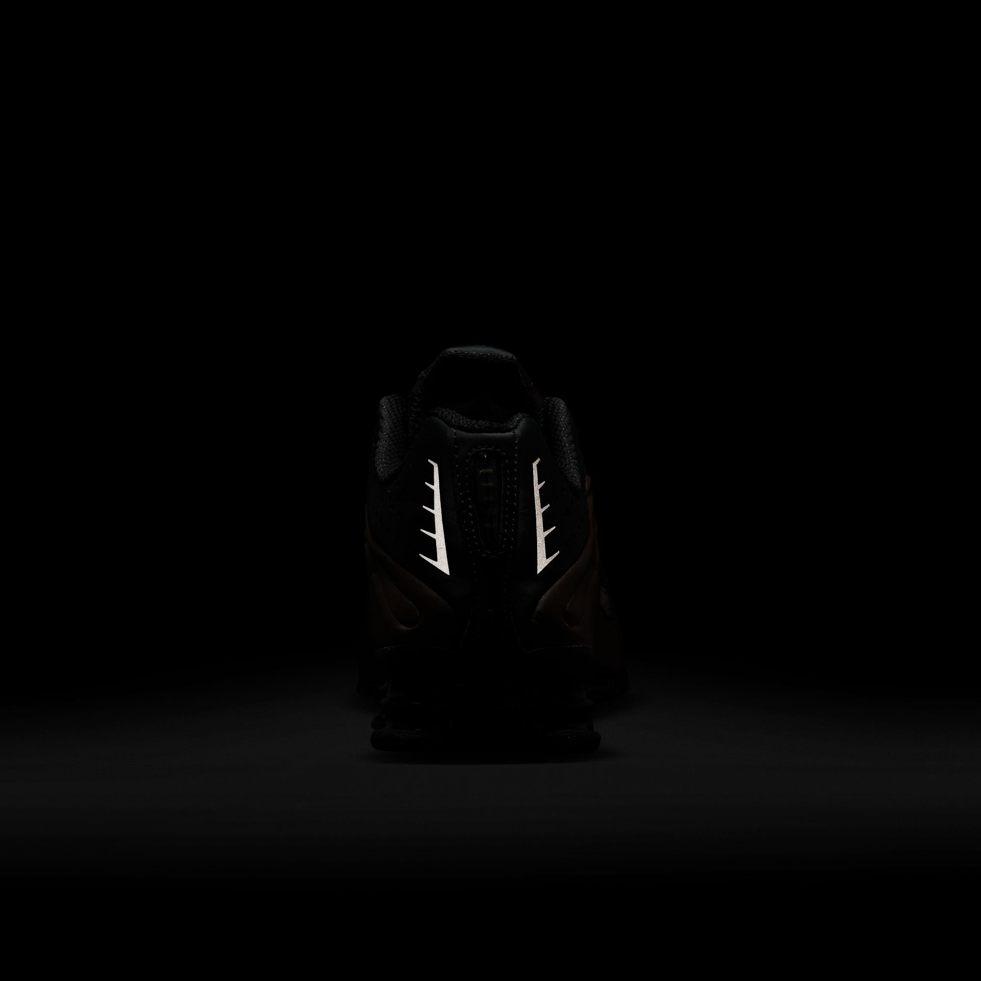Shox R4 Off Noir & Ironstone