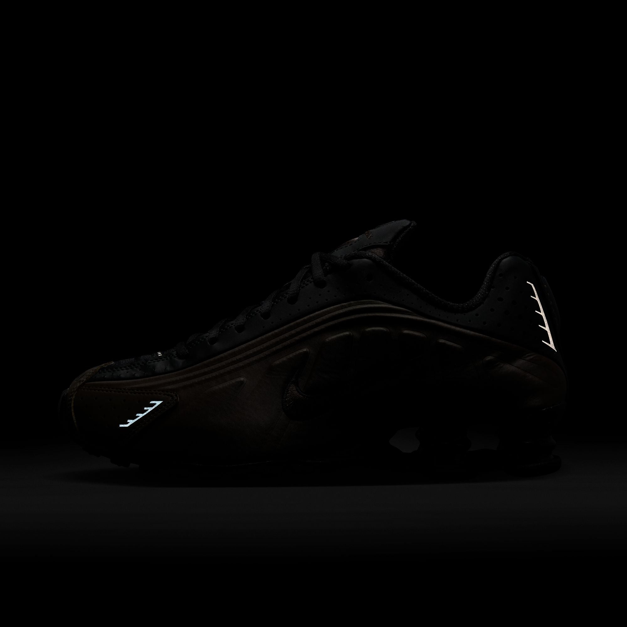 Shox R4 Off Noir & Ironstone