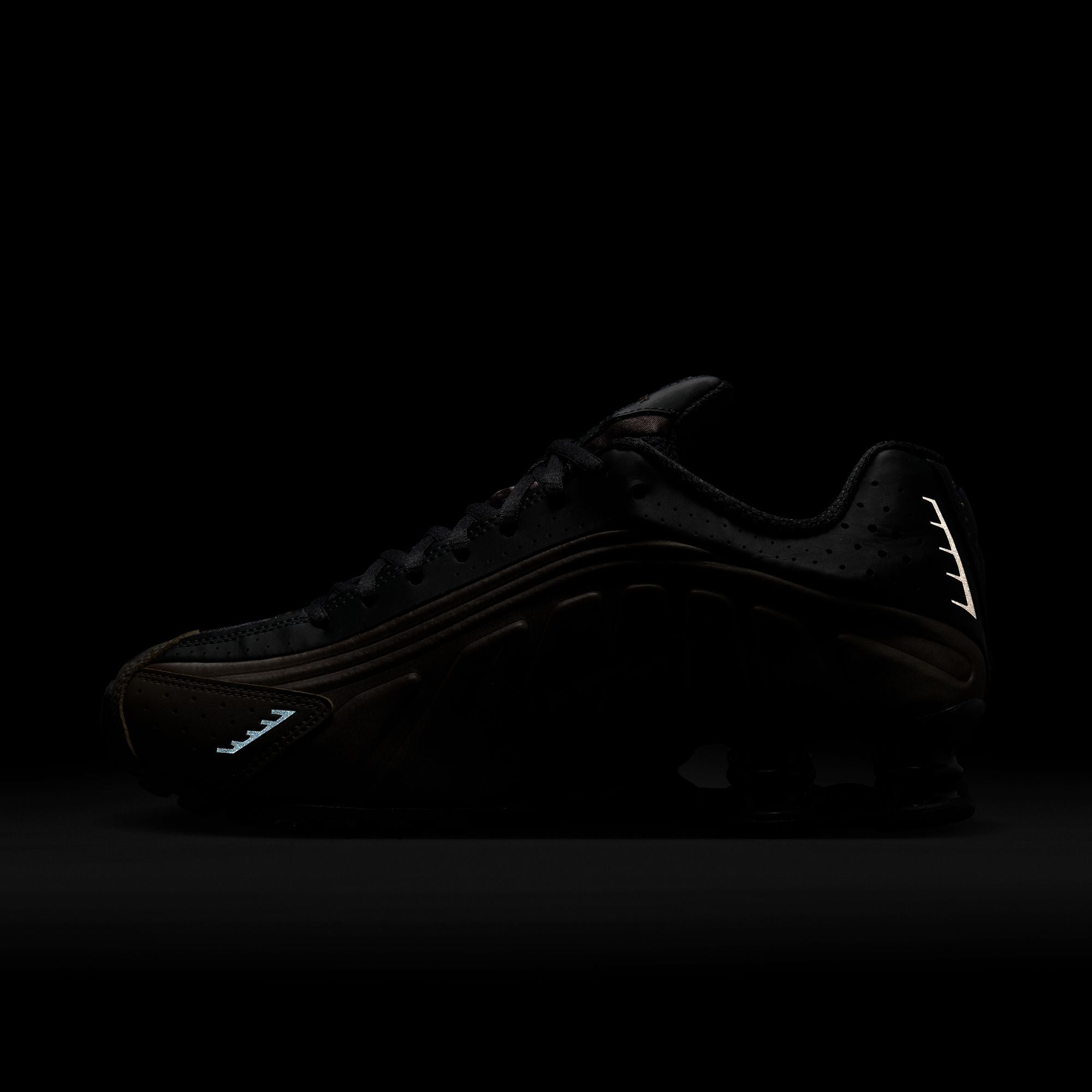 Shox R4 Off Noir & Ironstone