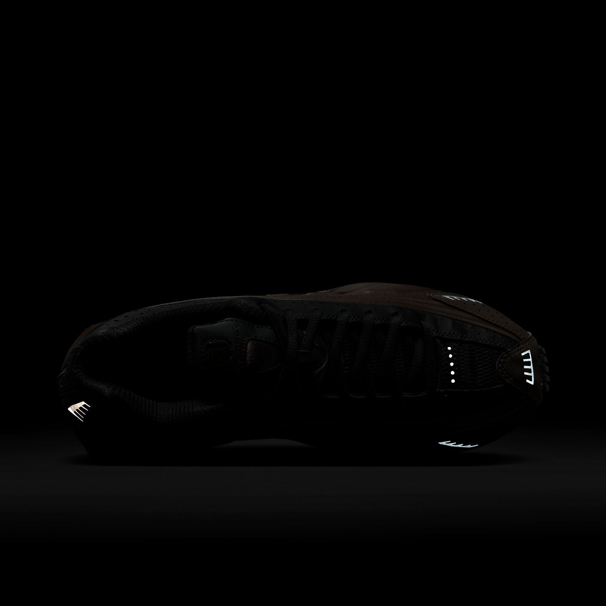 Shox R4 Off Noir & Ironstone