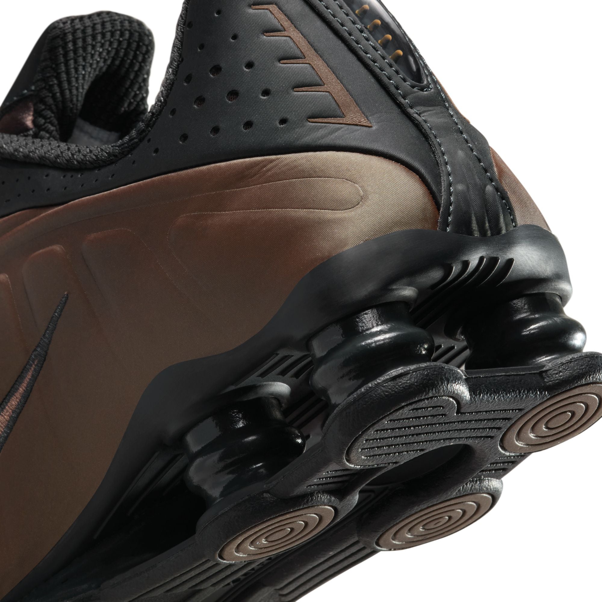 Shox R4 Off Noir & Ironstone