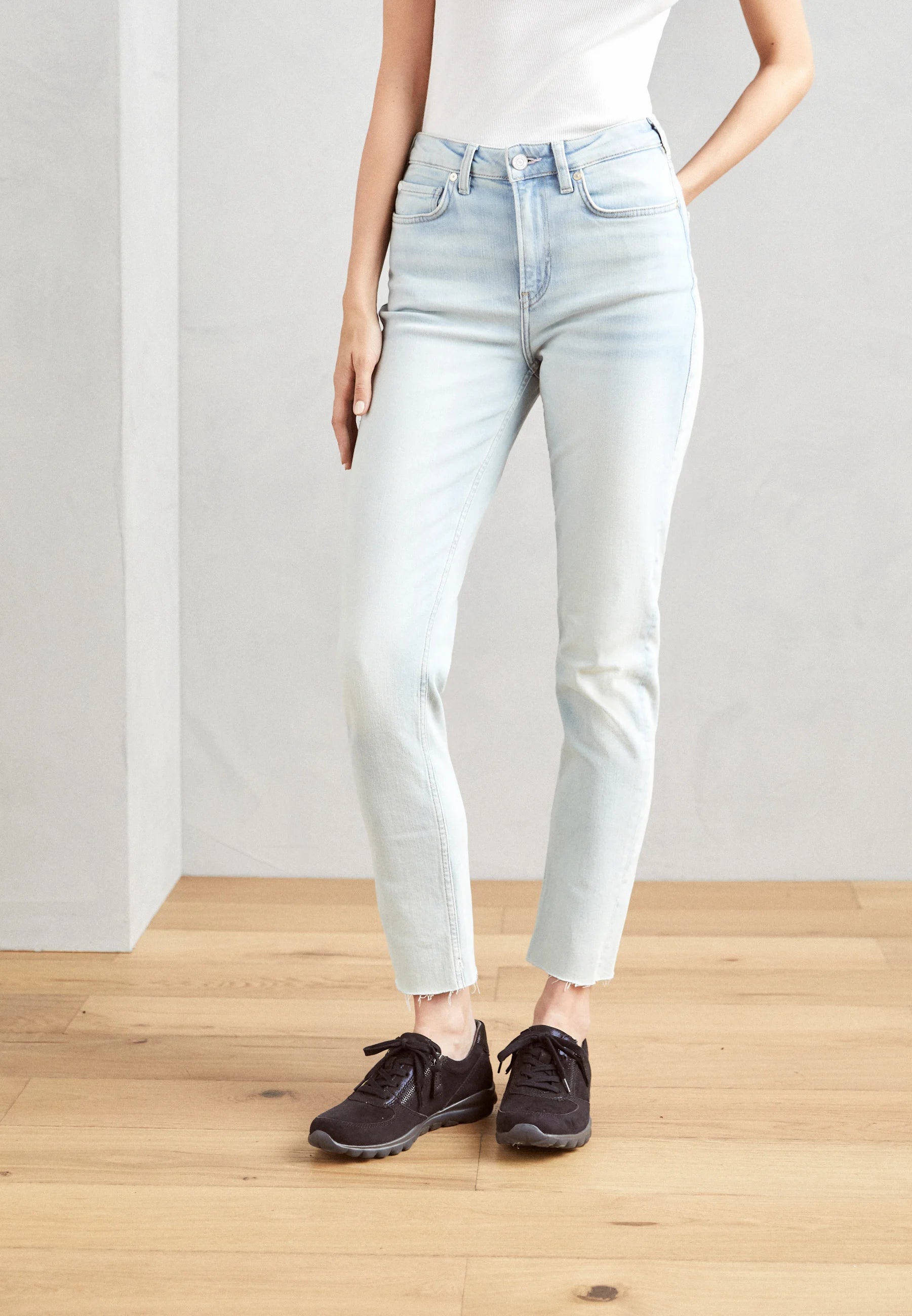 High Five High Rise Slim Jeans
