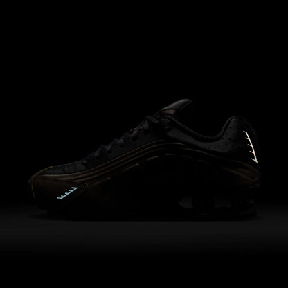 Shox R4 Off Noir & Ironstone